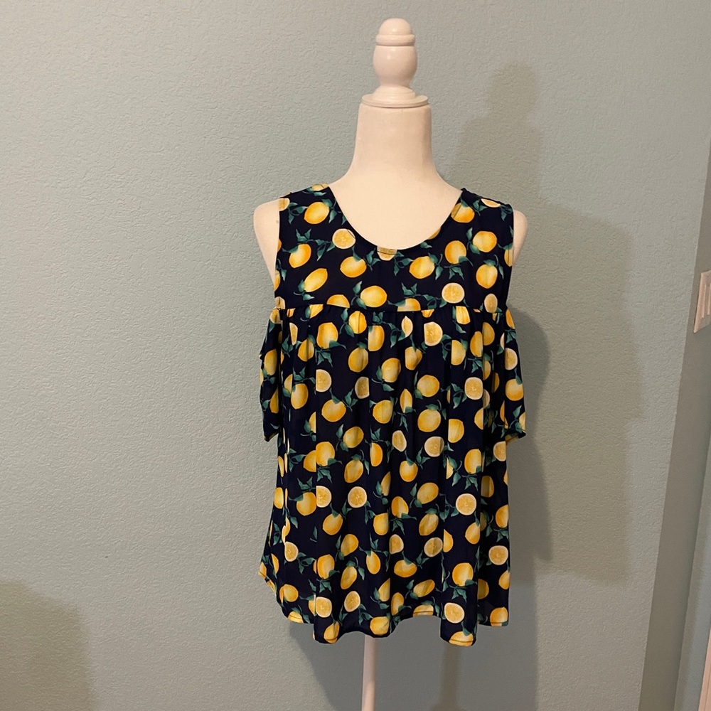 Off the shoulder lemon print tank 🍋